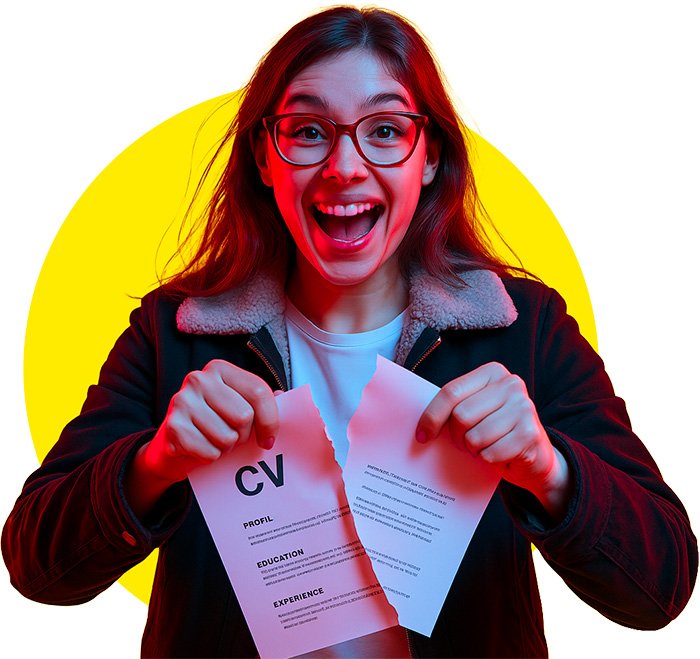 Femme déchirant un vieux CV